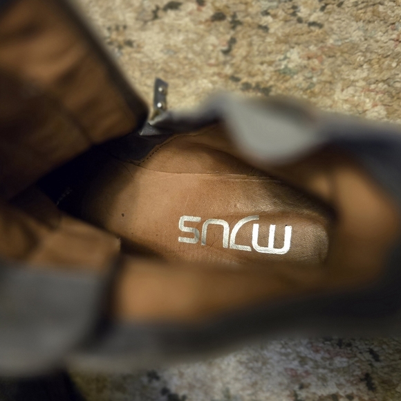 MJUS Art Silver Button Leather Ankle Boots - Picture 9 of 14